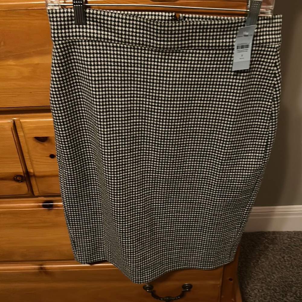 Houndstooth pencil skirt